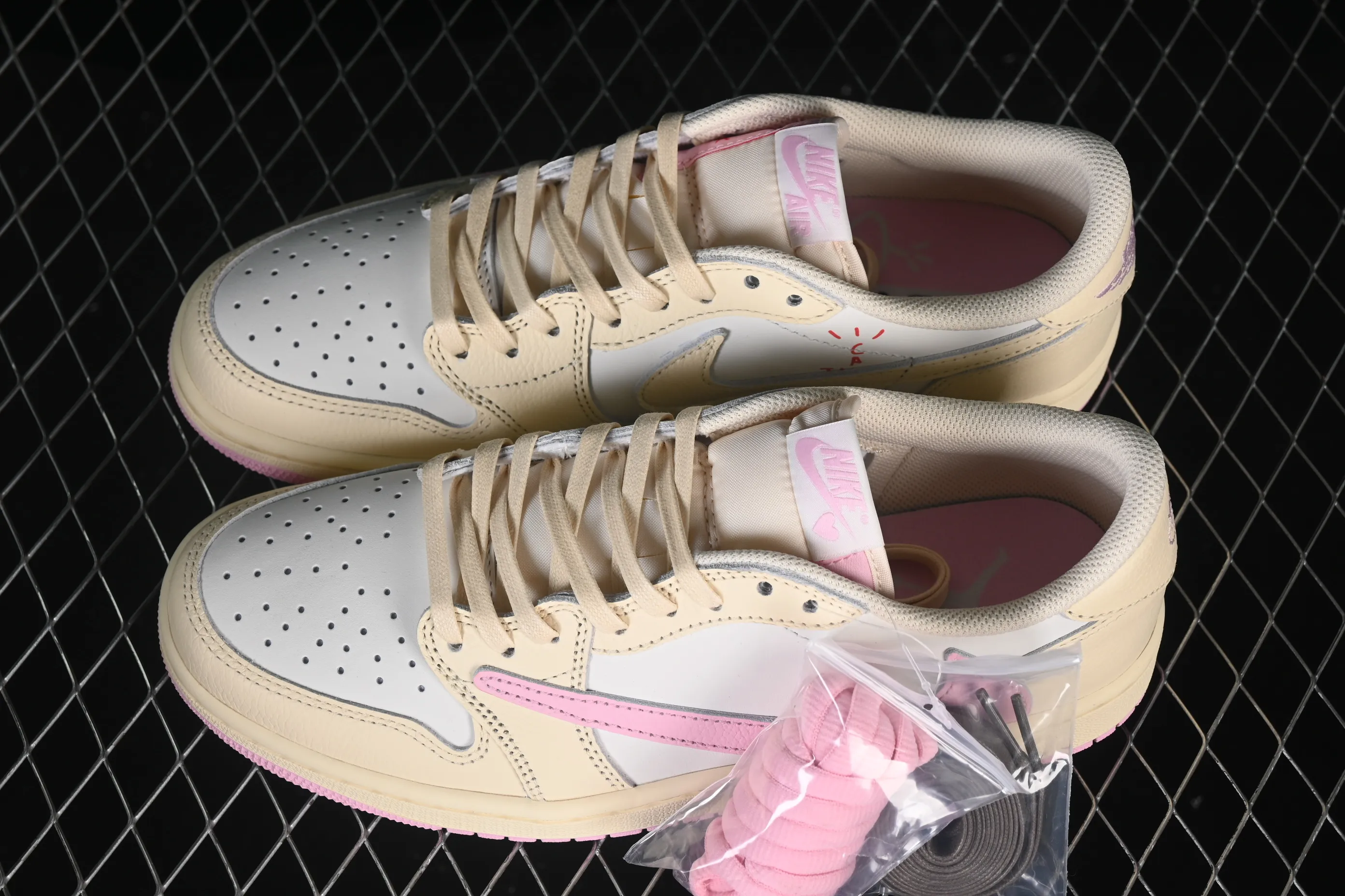 All categories Air Jordan Jordan series basketball shoes Air Jordan 1 Low OG version Travis Scott x Air Jordan 1 Low OG AJ1 Joe 1 undercut low IQ7604-100